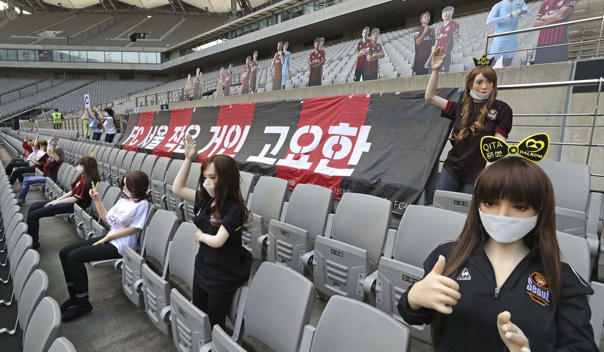 На футбольном матче в Южной Корее вместо зрителей посадили секс-кукол. Пришлось извиняться