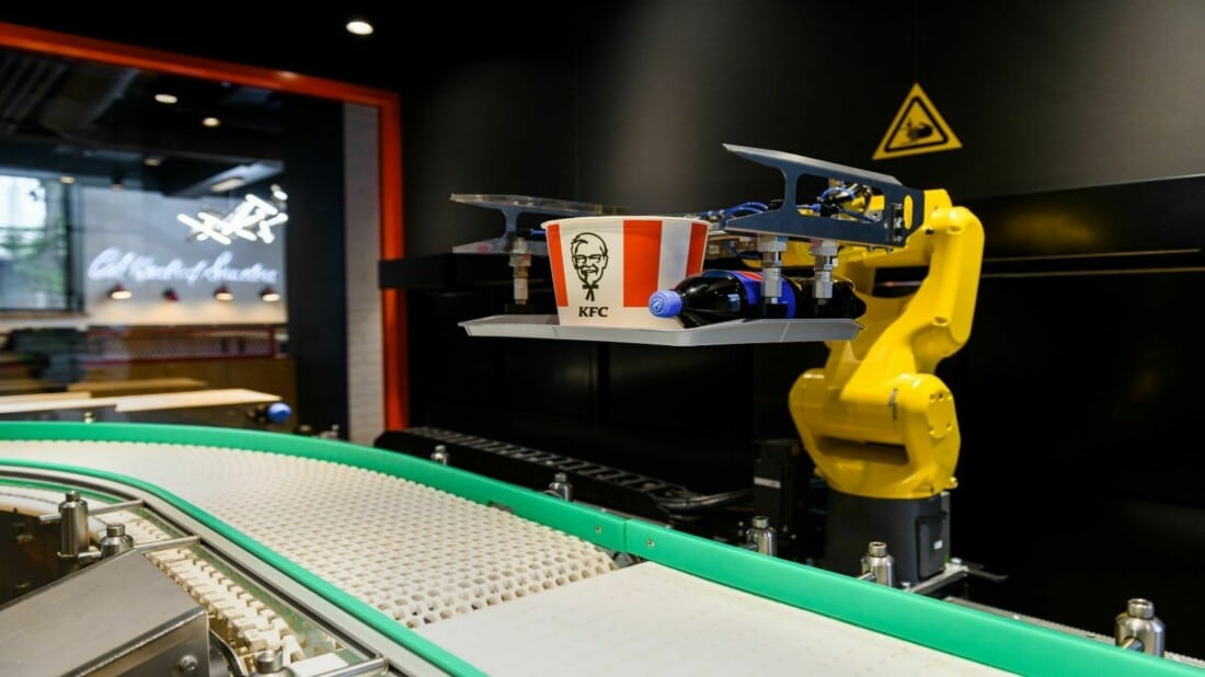 KFC откроет в Москве «ресторан будущего»: в нём нет касс, а заказы приносят конвейер и роборука
