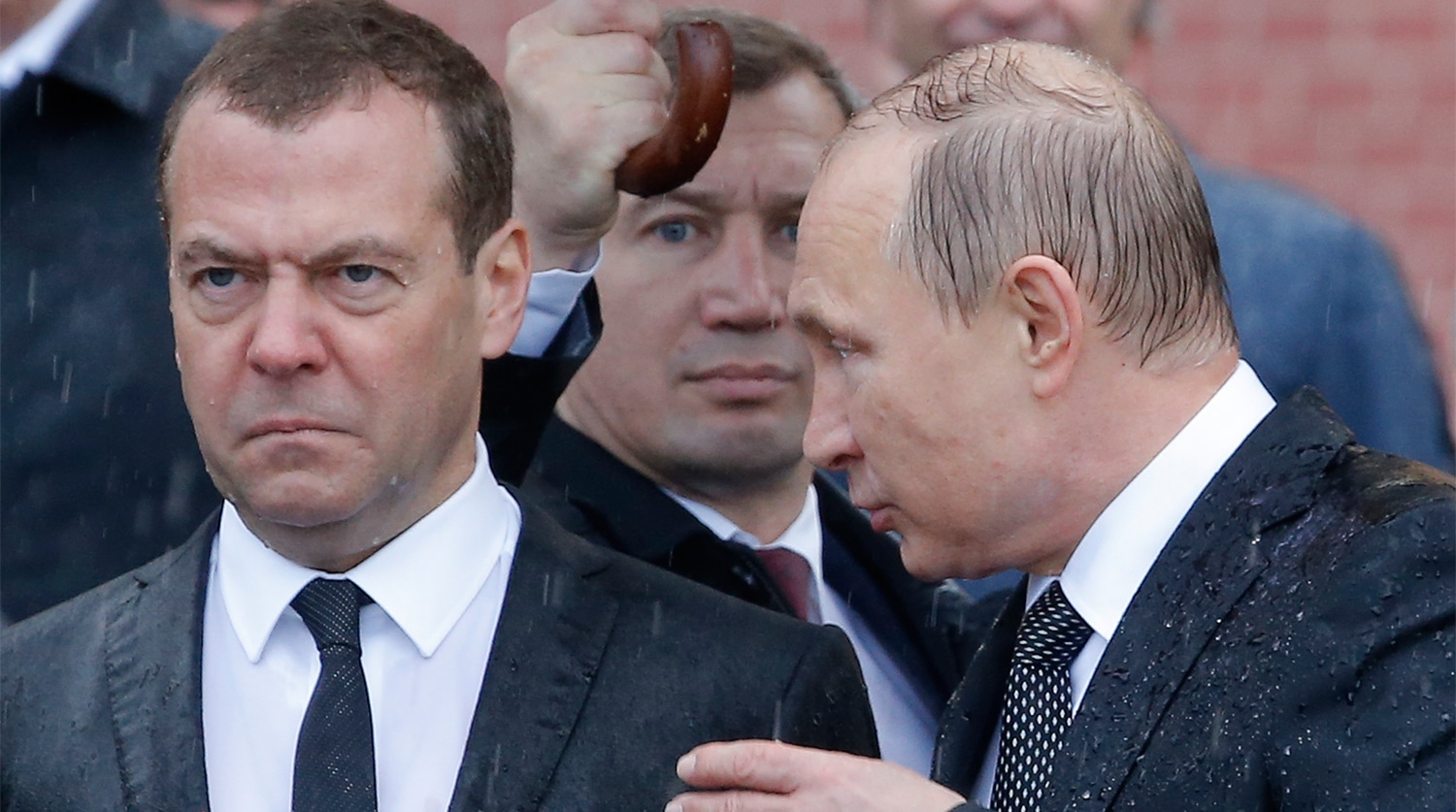 Медведев ушел в отставку