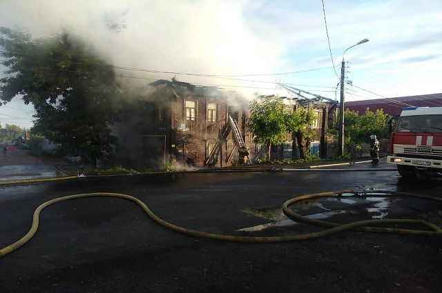 Горящий дом в Уфе тушили более 30 пожарных