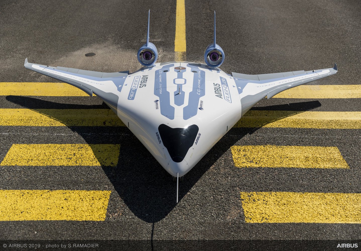 Airbus представила модель самолета со смешанным крылом (Видео)