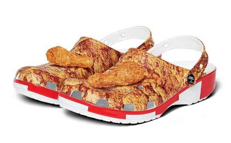 Crocs и KFC создали обувь с ароматным декором в виде жареной курицы