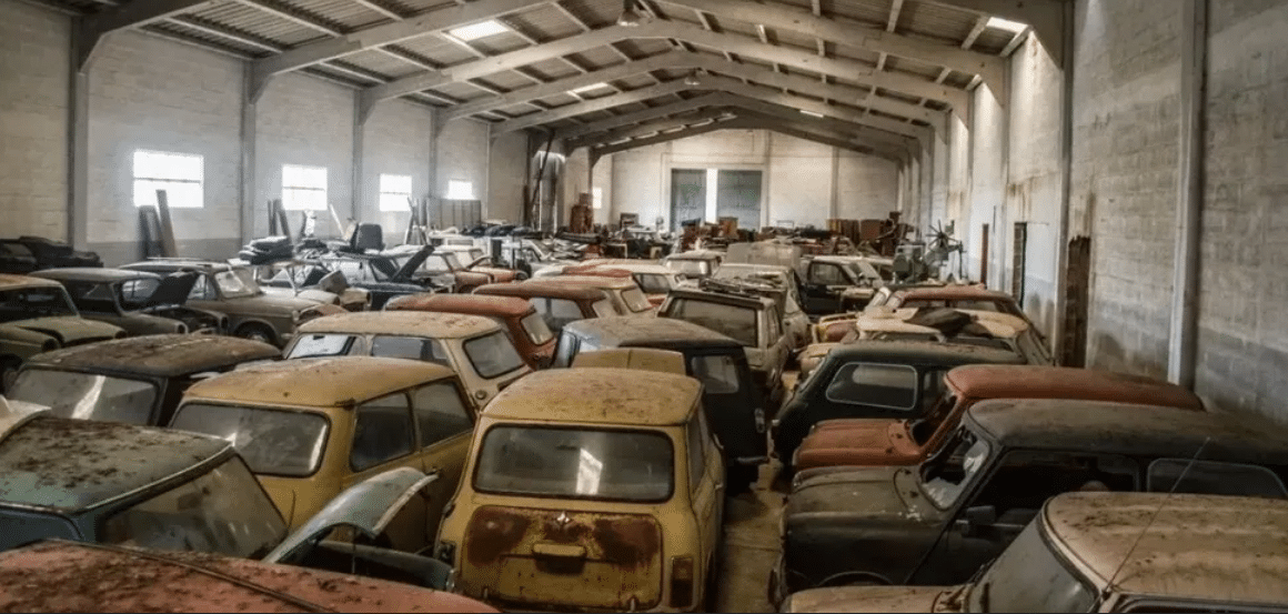 На заброшенном складе нашли 50 одинаковых автомобилей