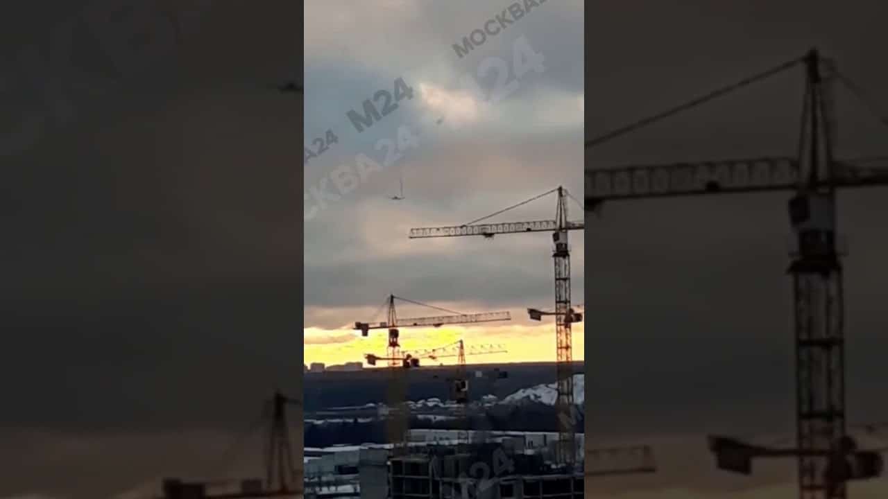 Дымящийся самолет над Москвой сняли на видео