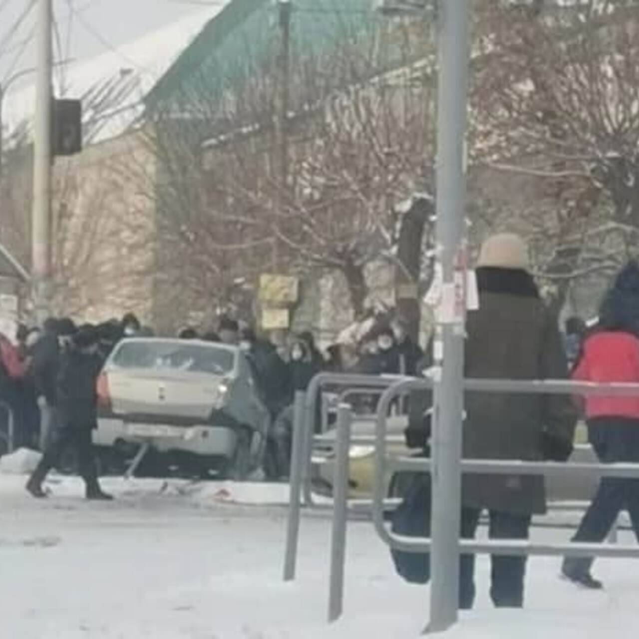 В российском городе автомобиль въехал в толпу людей
