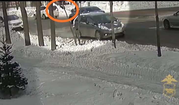 В Уссурийске водитель снегоуборочной машины травмировал ребенка и скрылся с места происшествия