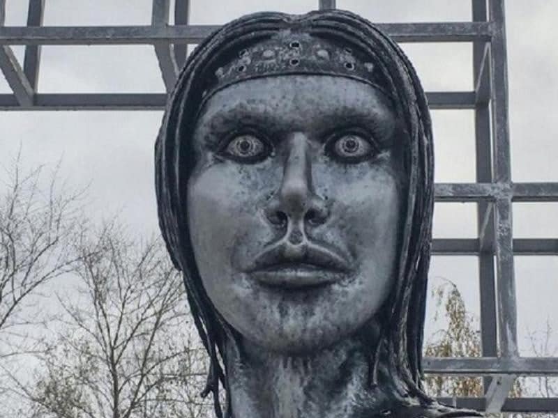 Памятник Аленке из Нововоронежа продали за 2,6 млн рублей