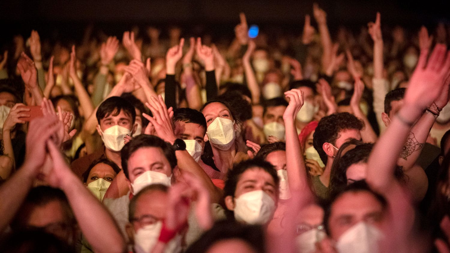 В Испании провели массовый концерт без социальной дистанции. Это был эксперимент властей
