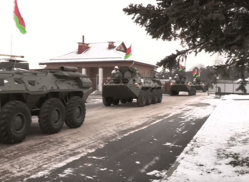 Россия поставила в Беларусь новые бронетранспортеры БТР-82А: подробности и видео