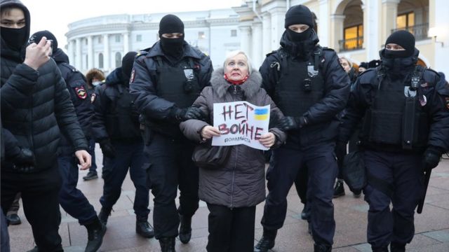 Тысячи россиян вышли на акции протеста против войны на Украине
