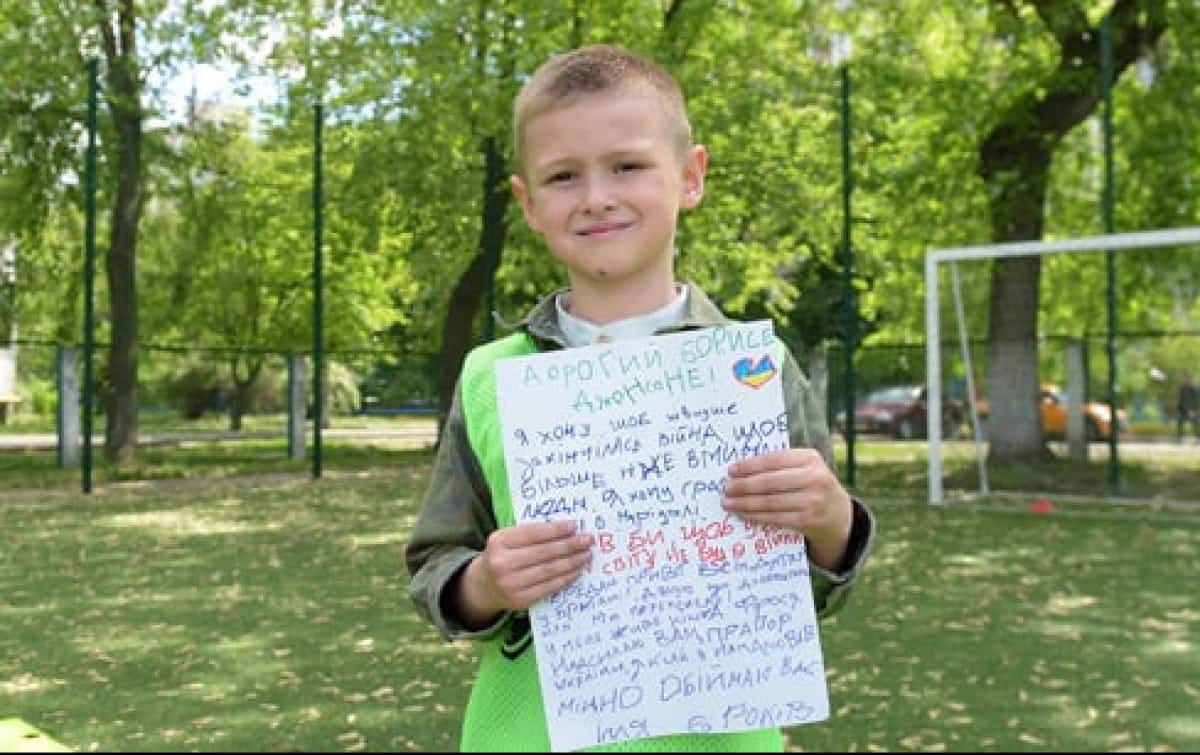 «Хотел бы, чтобы у всех детей мира не было войны»: 6-летний мальчик из Мариуполя написал письмо Борису Джонсону