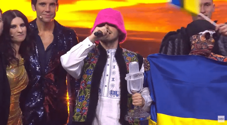 Kalush Orchestra продадут хрустальный микрофон Евровидения-2022 и переведут средства ВСУ — видео