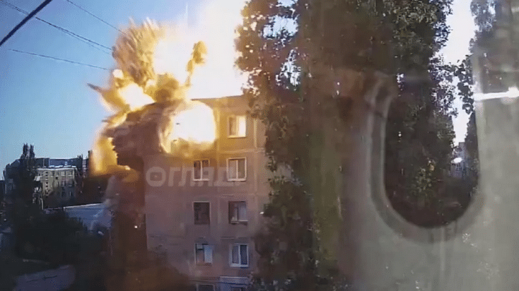 Появилось видео сегодняшнего удара российской ракеты по многоэтажке в Николаеве