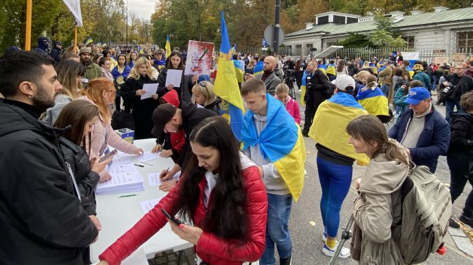 В Варшаве устроили "референдум" по "аннексии" посольства России