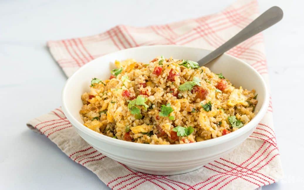 Жареный рис из цветной капусты с яйцом: рецепт для тех, кто хочет похудеть