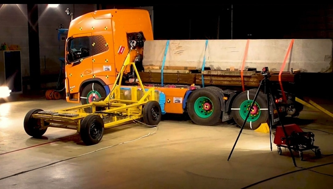 Электрические грузовики Volvo Trucks подвергли серии краш-тестов — видео
