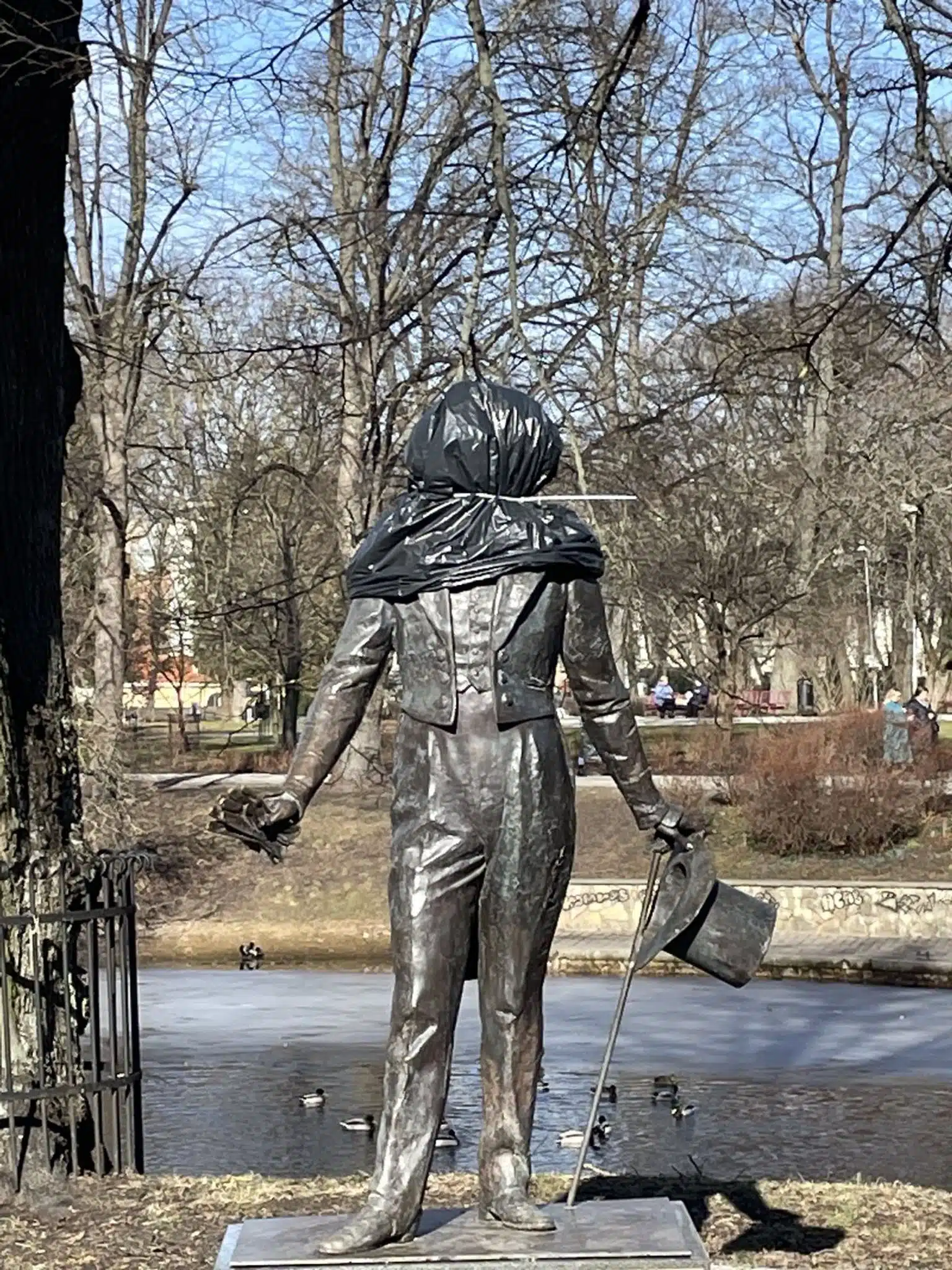 На памятник Пушкину надели мешок и убрали цветы
