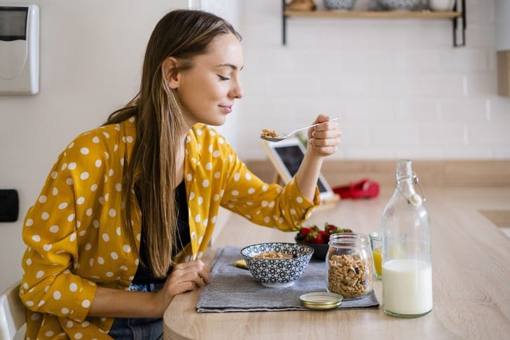 «Здоровый» завтрак с мюсли — весьма популярный кадр