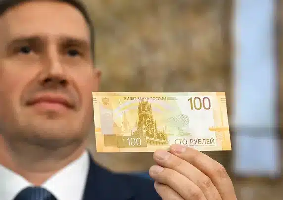 Пока ЦБ представил только новый дизайн банкноты номиналом 100 рублей. На фотографии Сергей Белов