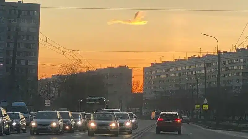 Над Петербургом заметили облако-«жар-птицу»