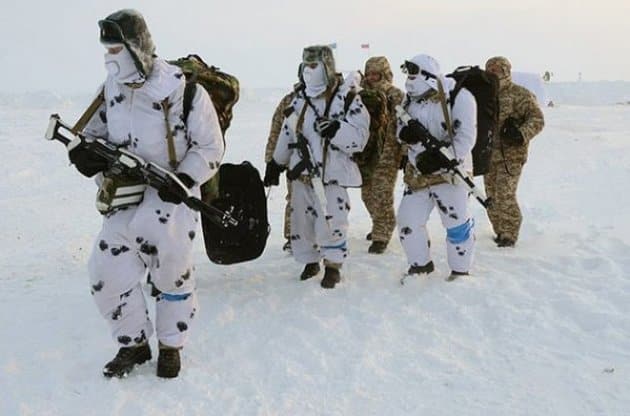 Россия начала крупные военные маневры в водах Арктики