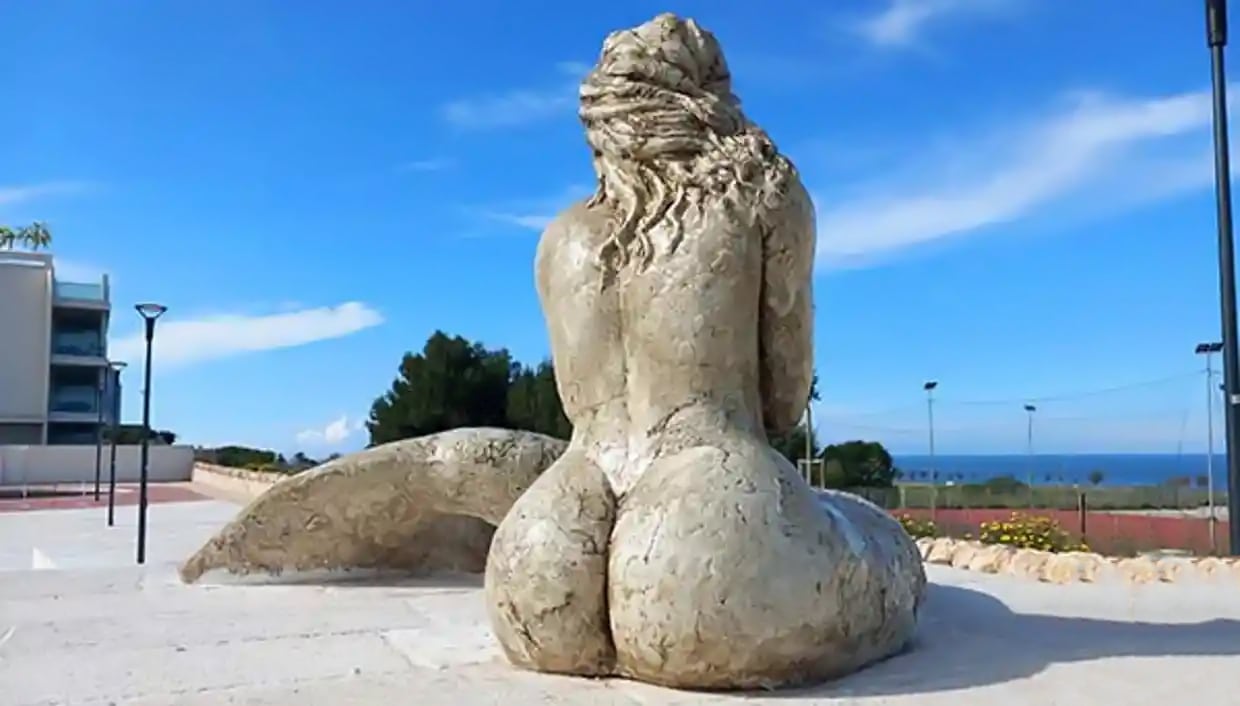 Слишком провокационно! Итальянцы возмущены статуей фигуристой русалки в рыбацкой деревне