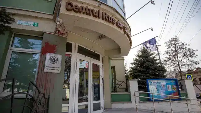 В Кишиневе с фасада здания Россотрудничества похитили российский флаг