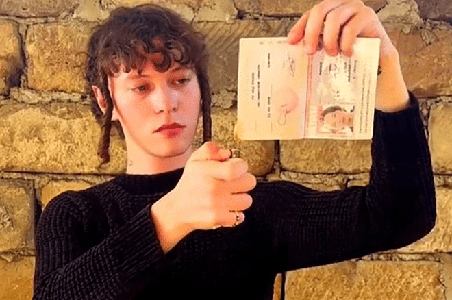 Певец Шарлот сжег российский паспорт и попросился на Украину