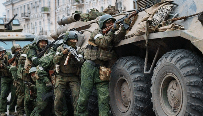 ЧВК «Вагнер» захватила военные объекты в Воронеже и движется на Москву. Губернатор опровергает