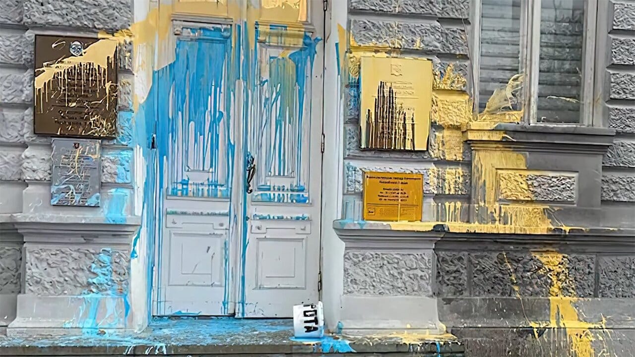 Крымский художник получил 15 лет за то, что облил мэрию синей и желтой краской