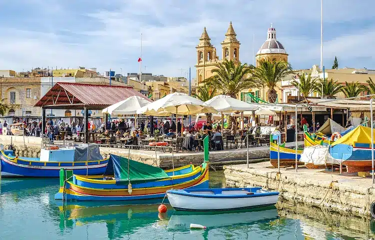 Почти половина экспатов считает, что на Мальте легко завести местных друзей, что превышает среднемировой показатель, а 64% чувствуют себя здесь как дома.