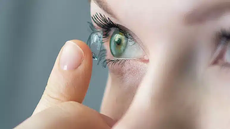 Исследование: микропластик может попадать в организм человека через контактные линзы