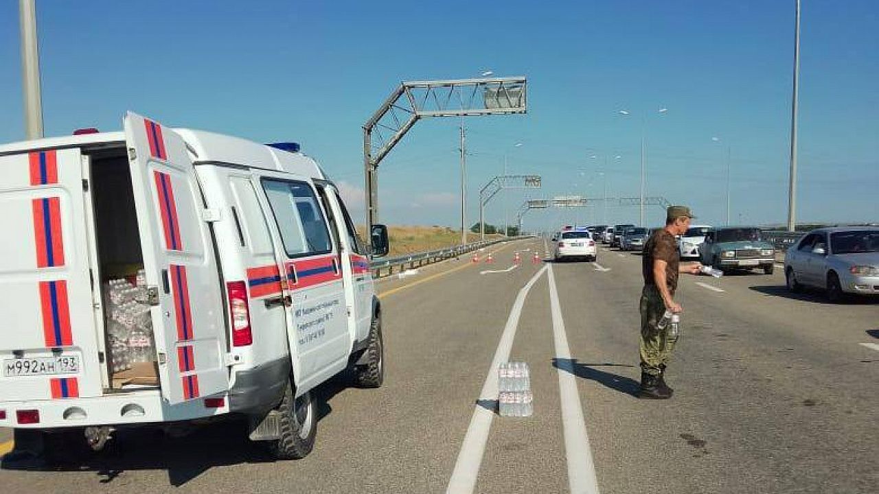 Пробка перед Крымским мостом увеличилась до 13 км