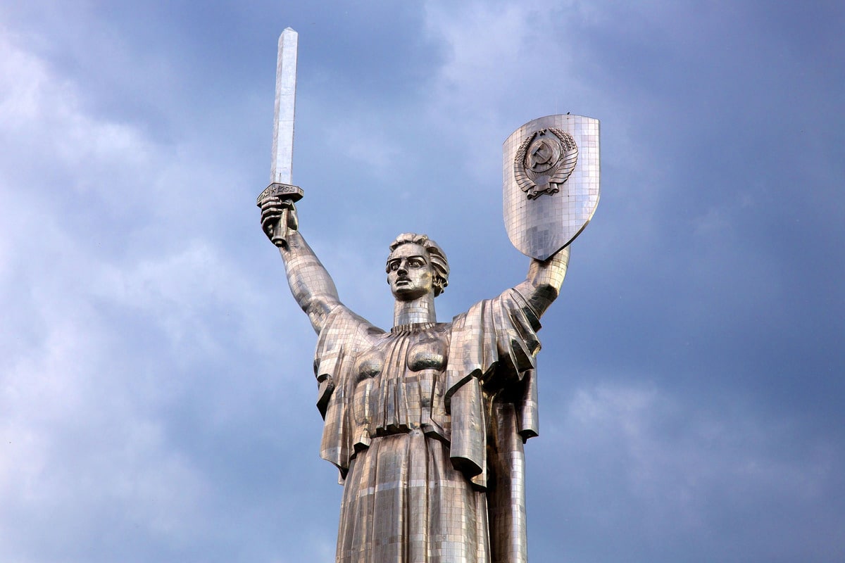 В Киеве демонтируют герб СССР с монумента "Родина-мать" - видео