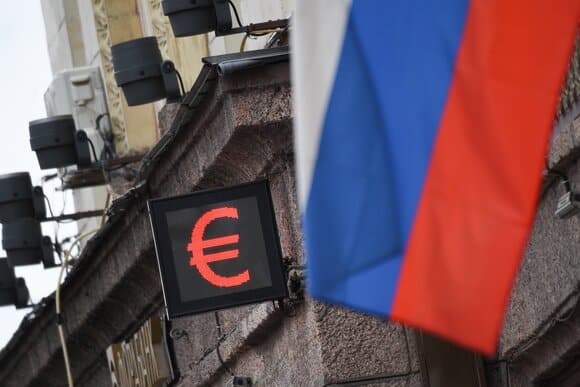 «Отвесное падение»: евро взлетел выше 102 рублей, доллар — выше 93 рублей
