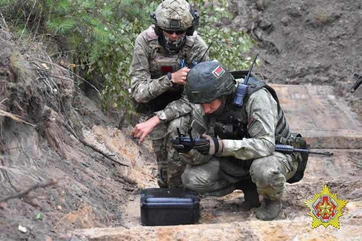 Минобороны Беларуси: Вагнеровцы тренируют десантников на полигоне Брестский у границы с Польшей