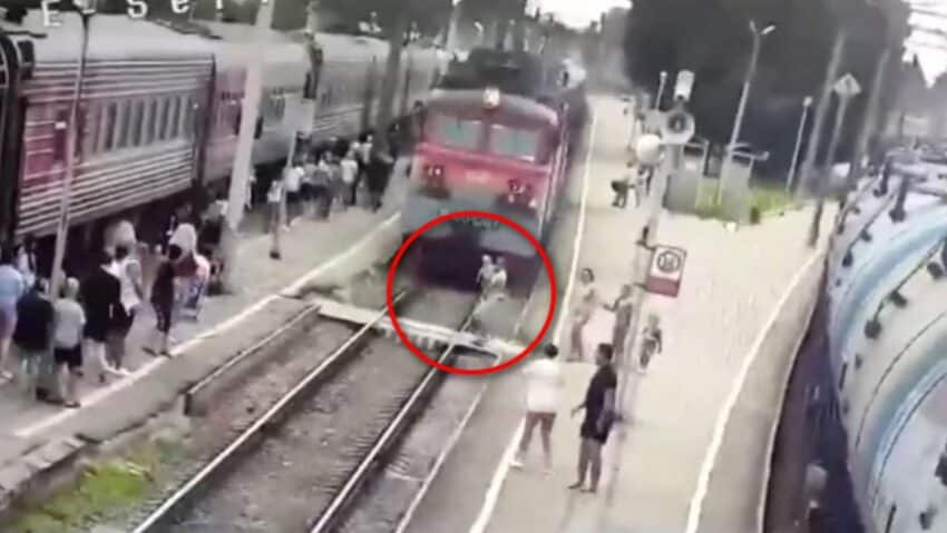 Мужчина с ребенком на руках шагнул под поезд в Грязях