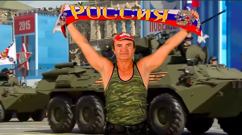 Александр Пистолетов снял клип о силе России. Воспевает армию, одетый в камуфляжную майку-алкоголичку