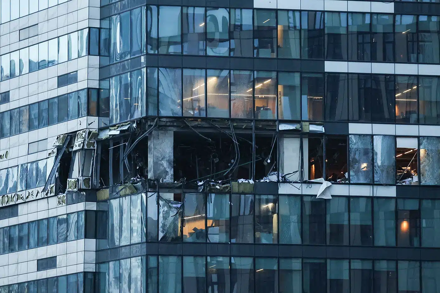 Беспилотники повредили две башни в Москве Сити — фото