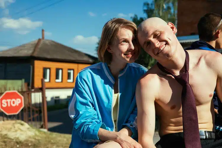 Антон Васильев спасает свою предполагаемую дочь в трейлере драмы «Одним днем»