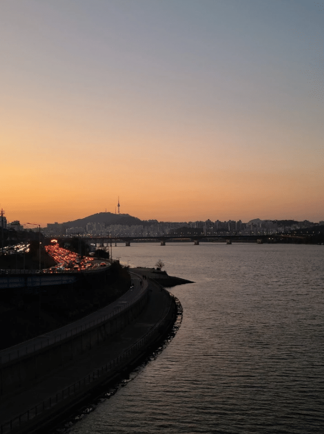 Вид на башню Намсан (Сеульская телебашня — популярное туристическое место) и река Хан (Ханган)