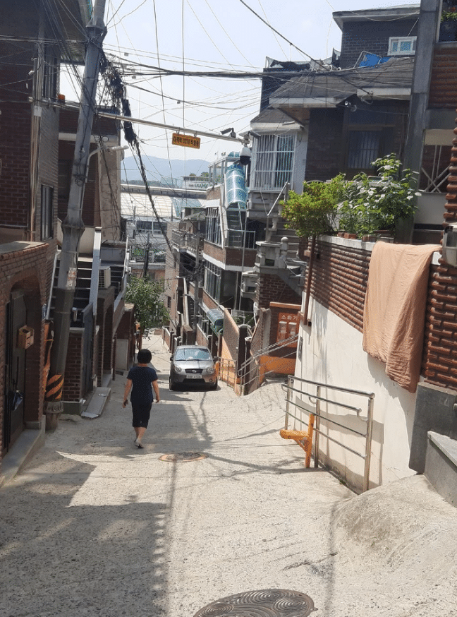 Одна из узких улочек в Южной Корее