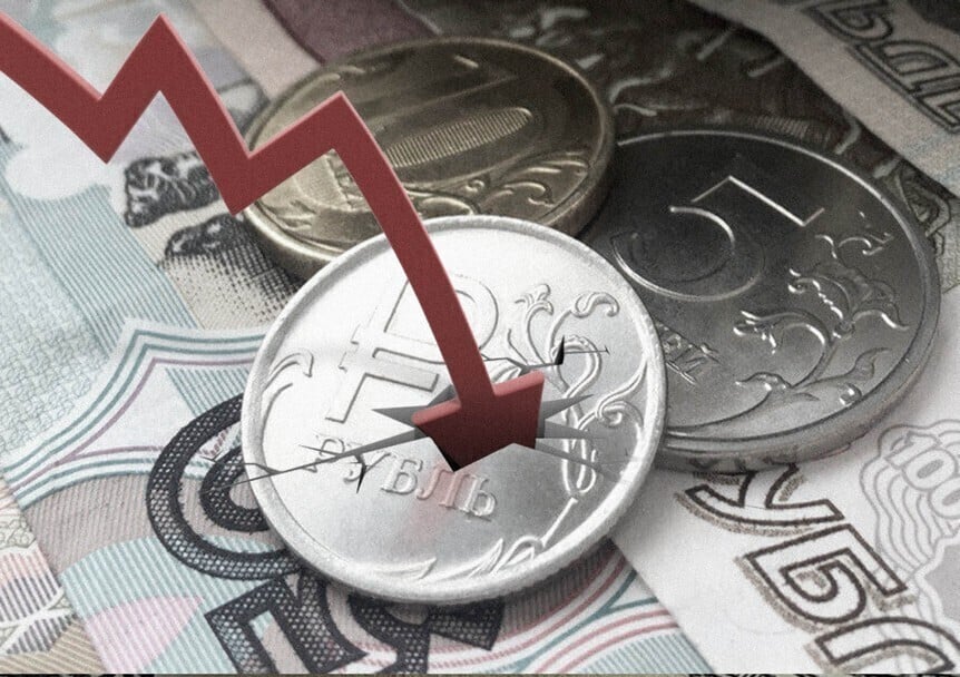 Рубль продолжает падать: курс доллара поднялся до 101 руб, евро стоит 110 руб
