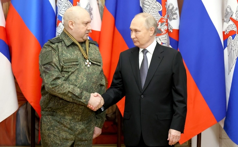 Суровикин освобожден от должности командующего ВКС России