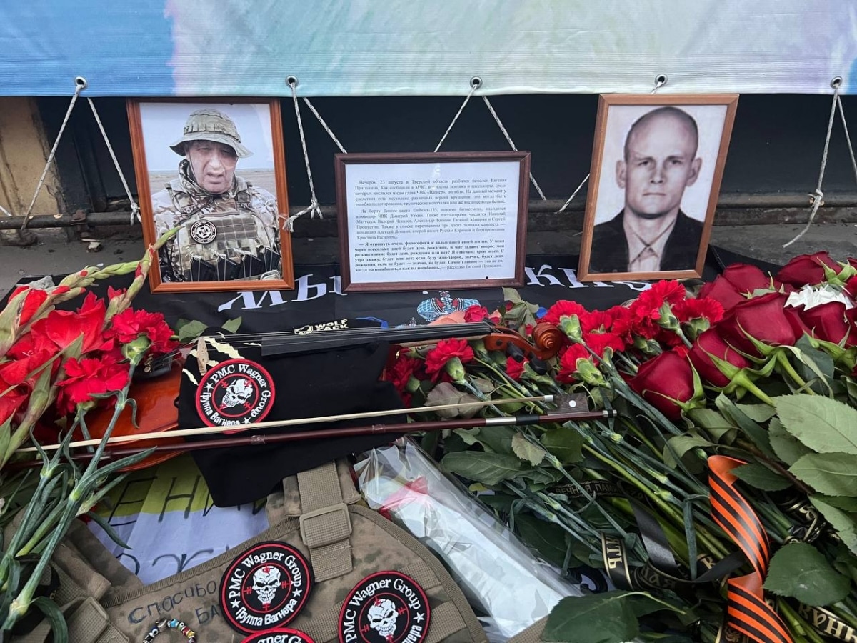 По всей России появились стихийные мемориалы Пригожину — фоторепортаж