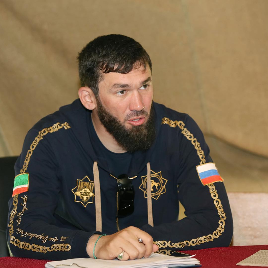 Чеченские чиновники поддержали сына Кадырова, который избил обвиняемого в сжигании Корана