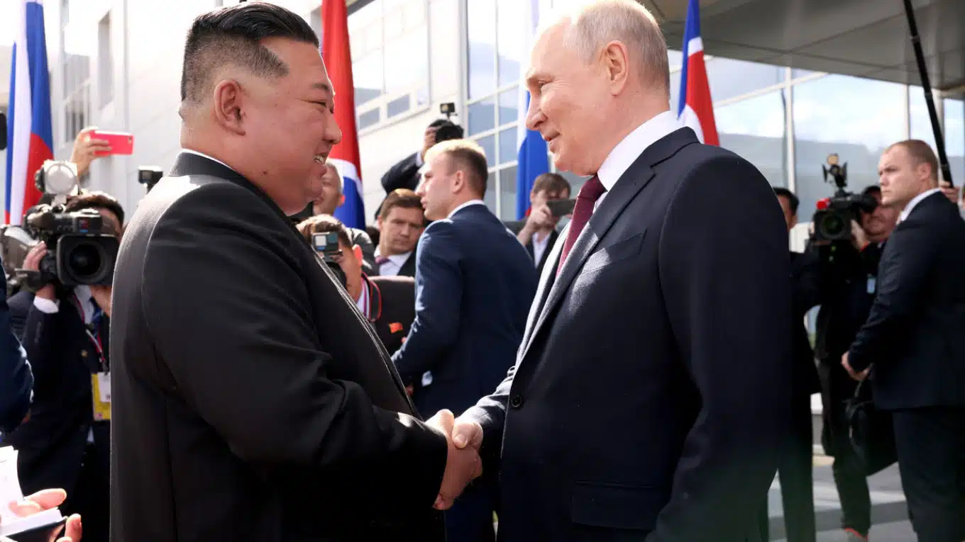 Друзья навсегда! Путин встретился с Ким Чен Ыном на космодроме Восточный