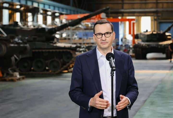 Польша больше не будет вооружать Украину, а вооружится сама