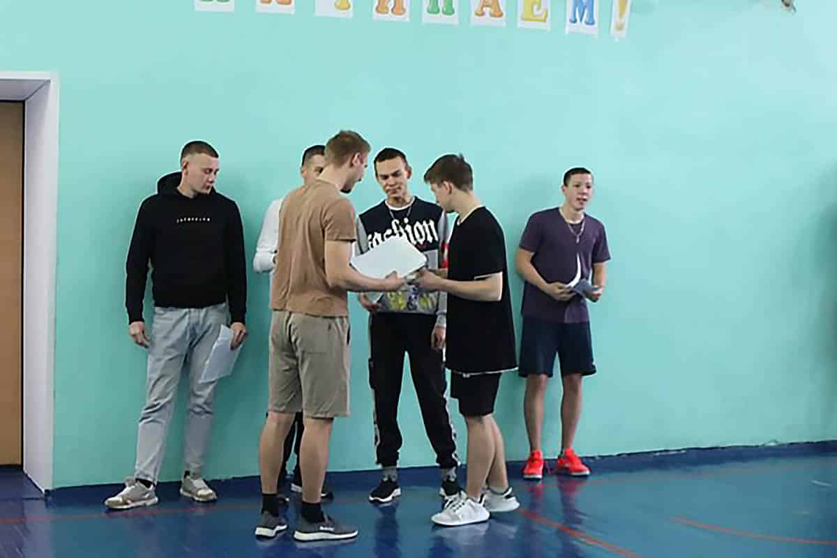 В Пермском крае одиннадцатиклассник получил повестку прямо в школе