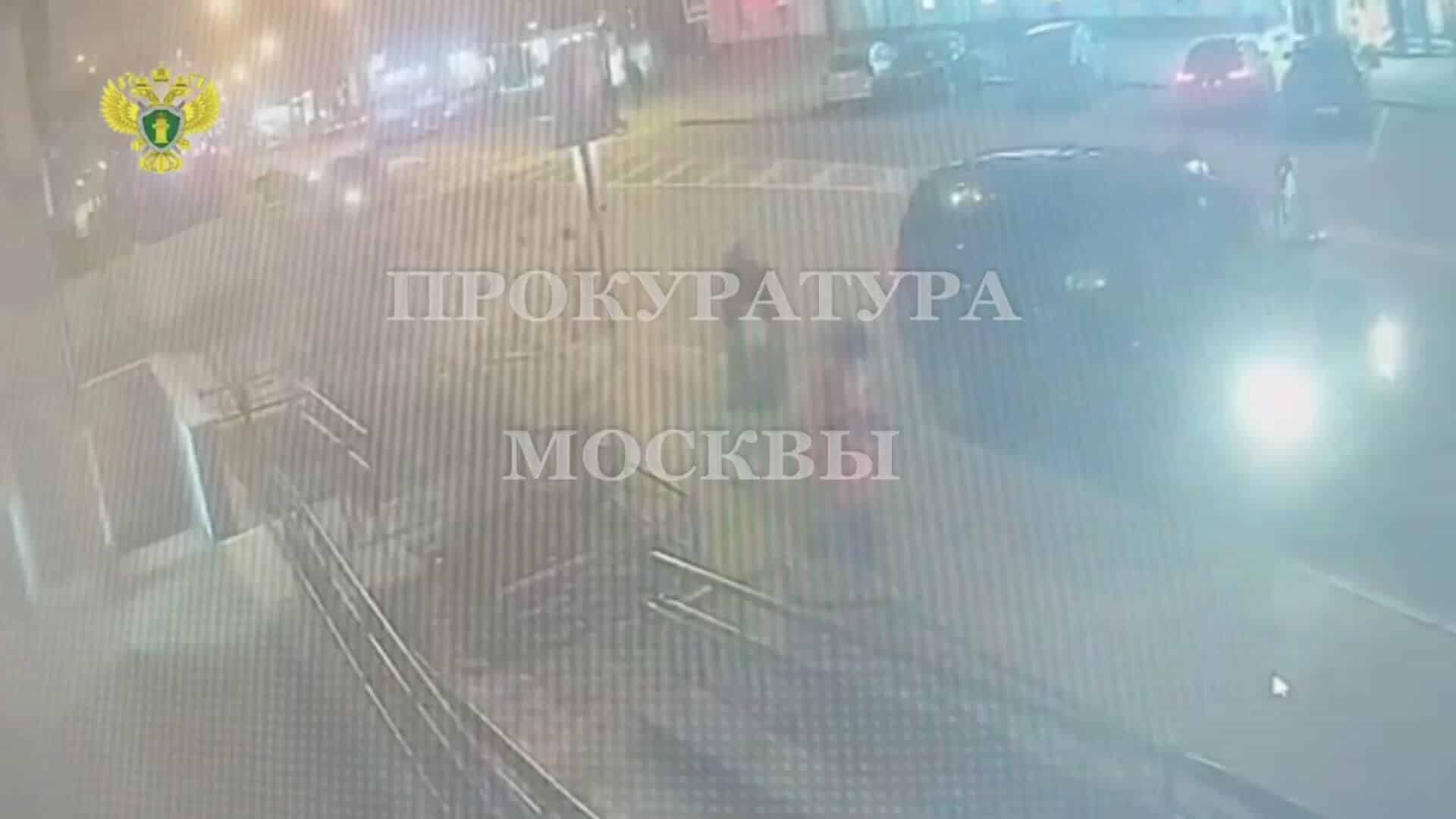 Возле банка в центре Москвы произошла стрельба. Преступники забрали около 300 млн рублей у курьеров